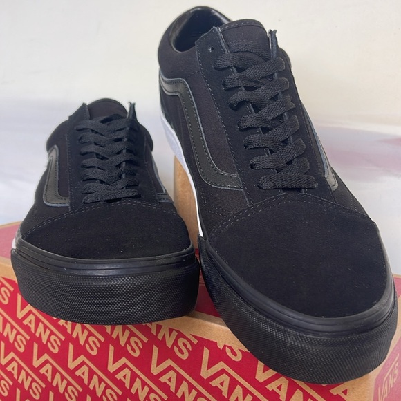 Vans Men’s Old Skool
(Mono Bumper) Black/True
VN0A38G1Q9C
Sneakers - Picture 7 of 16